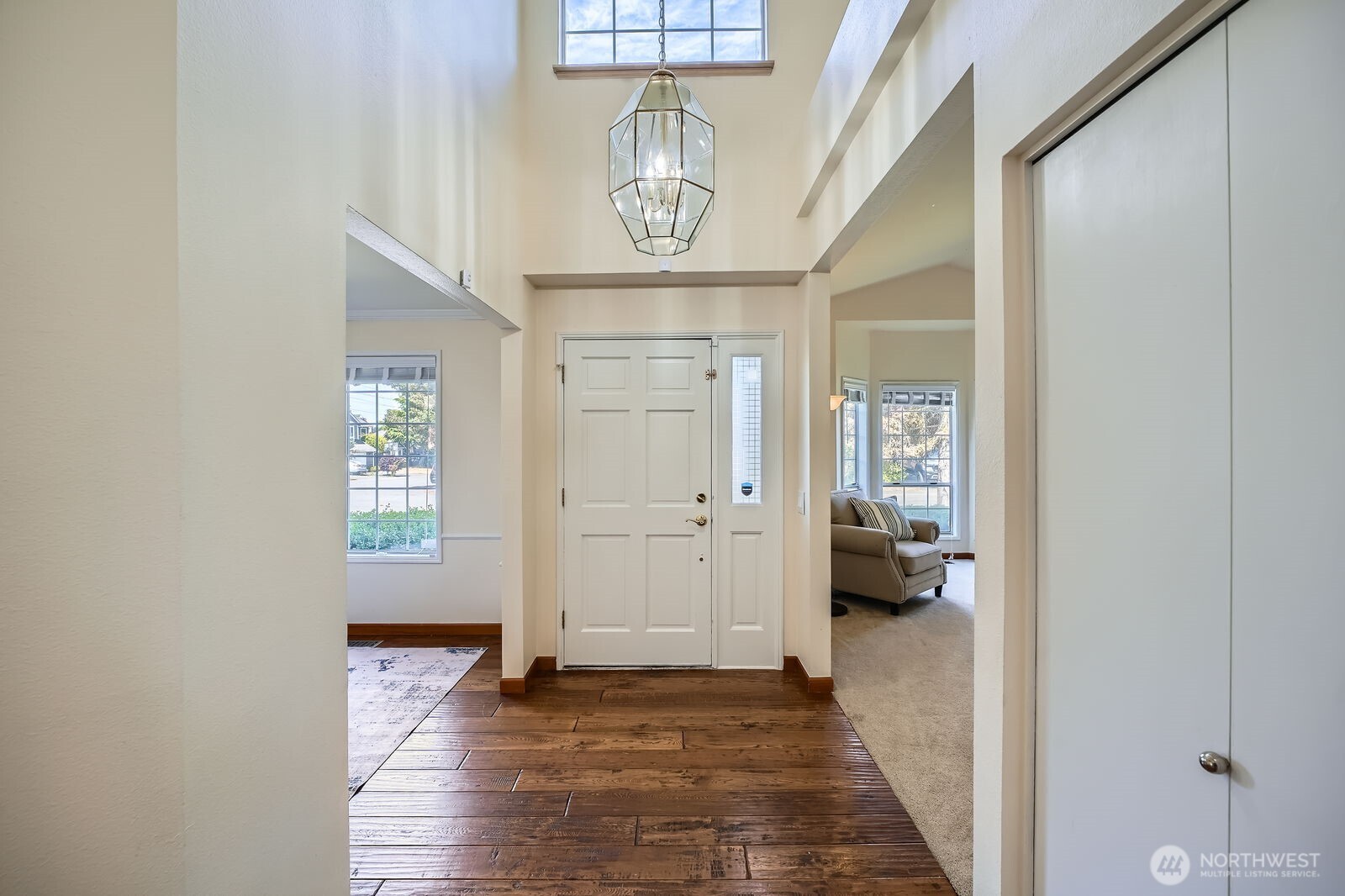 Foyer with vaulted ceilings and real hardwood