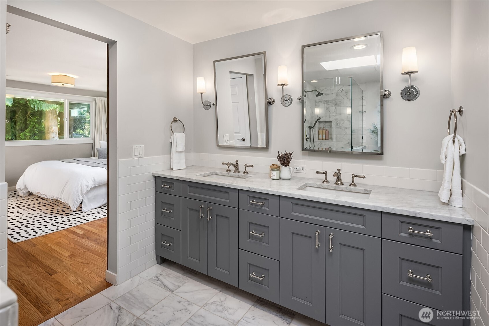 Ahhhh, the warmth and beauty of a well-executed bathroom design. So very pretty and appealing to all. You'll never want to leave!!