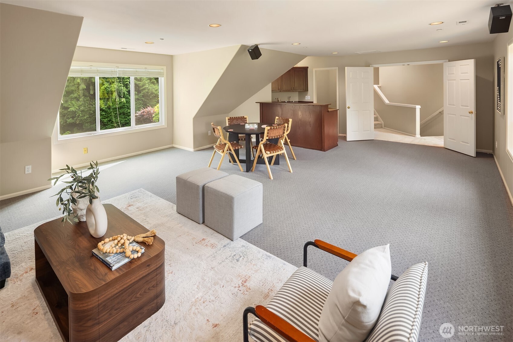 Huge bonus room with wet bar