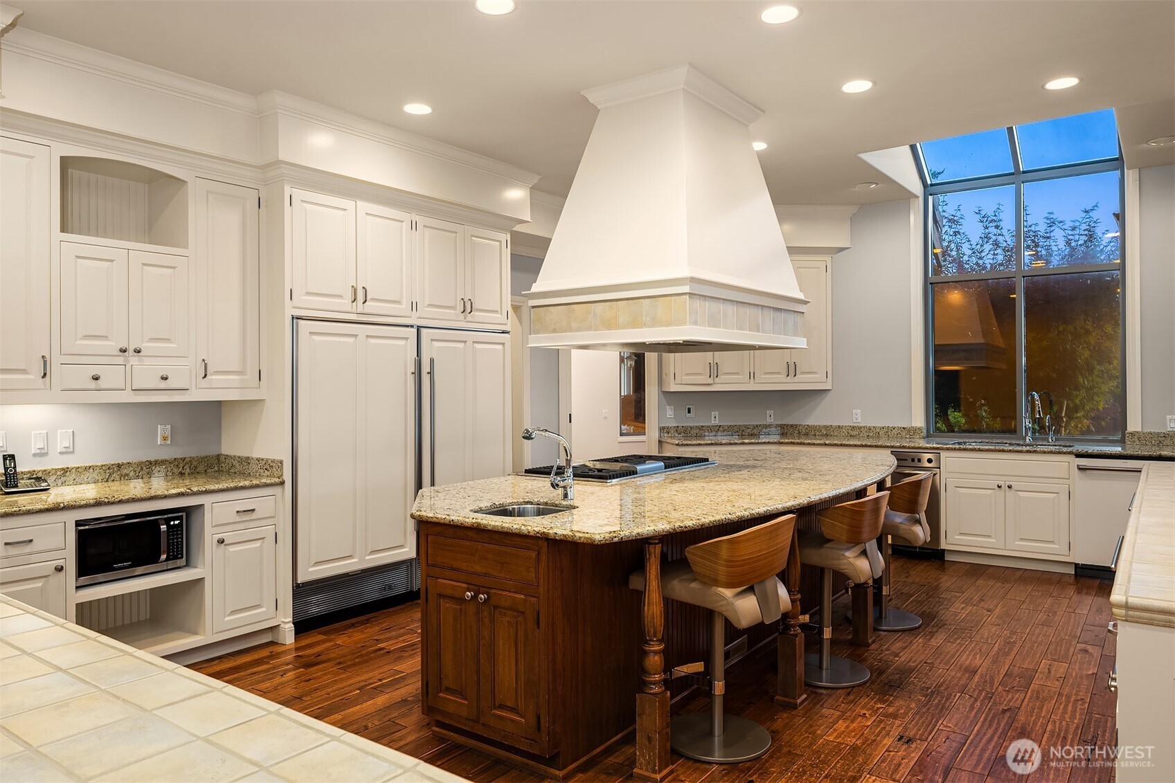 Expansive island w/breakfast bar seating. 2 sub-zero freezer & refrigerator drawers.