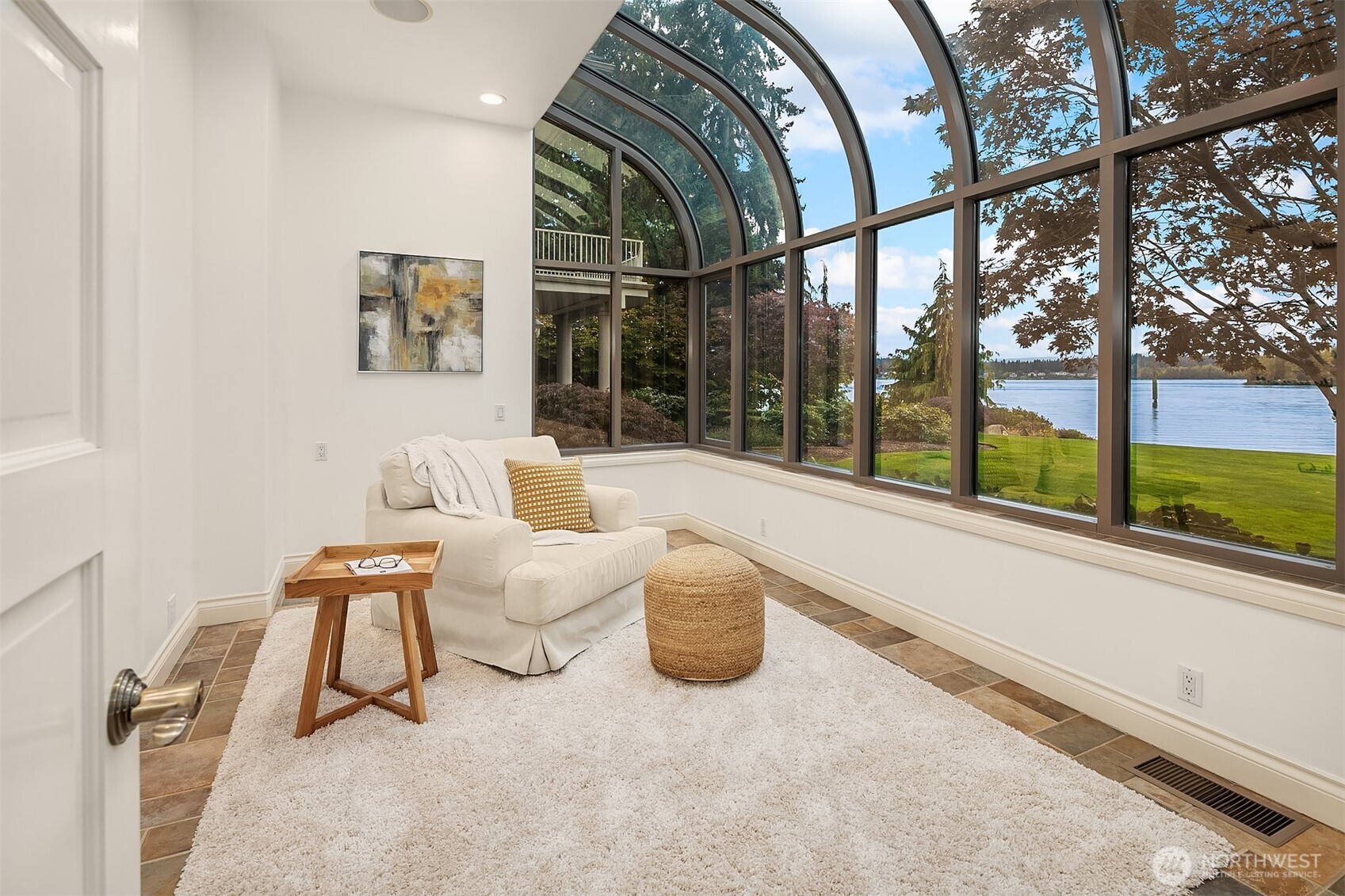 Sun/reading room/opt. 2nd office situated just off the Kitchen.