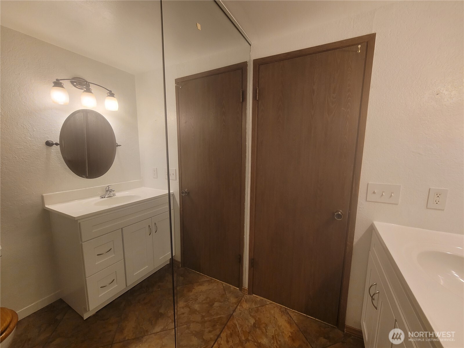 Floor to ceilng, whole wall mirror in bathroom!