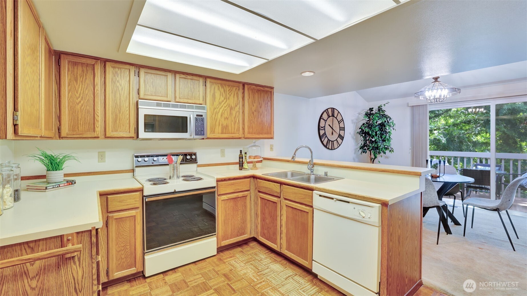 Featuring a built-in hotplate, a spacious double basin sink, resilient laminate surfaces, and classic parquet floors that bring texture and warmth to the kitchen