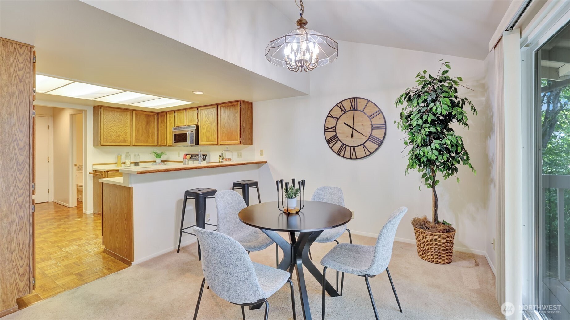An open connection between the kitchen and dining room makes hosting dinners and entertaining effortless and enjoyable!