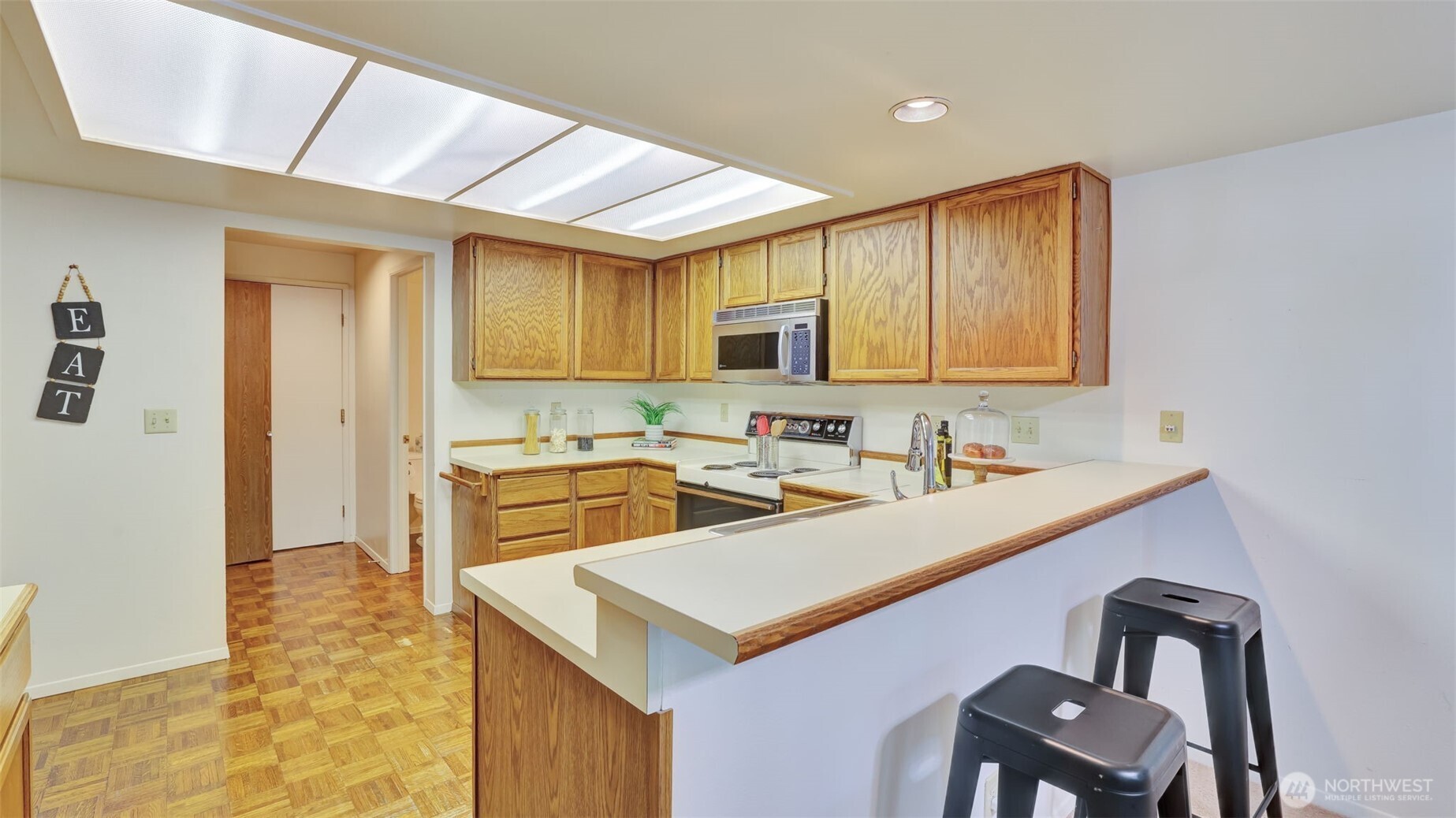 Casual dining made easy with this convenient kitchen eating area- perfect for casual and quick meals