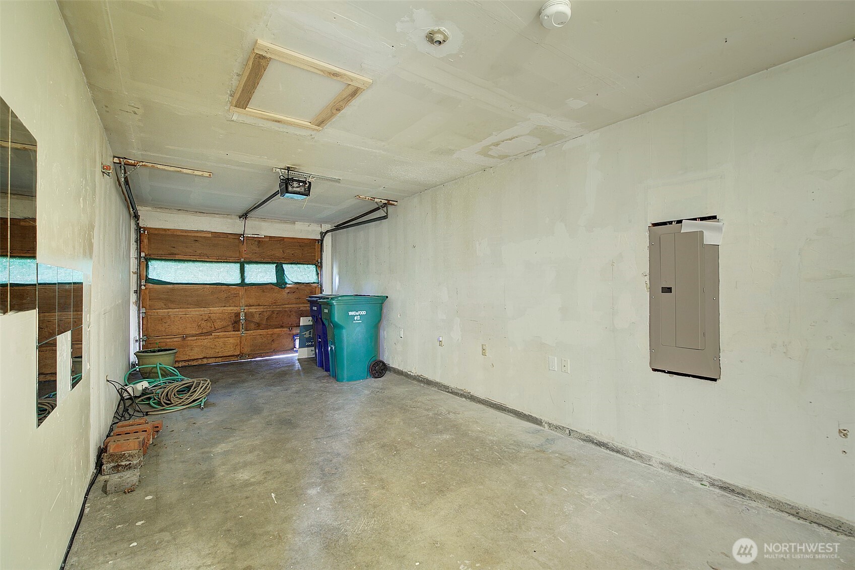 Spacious garage