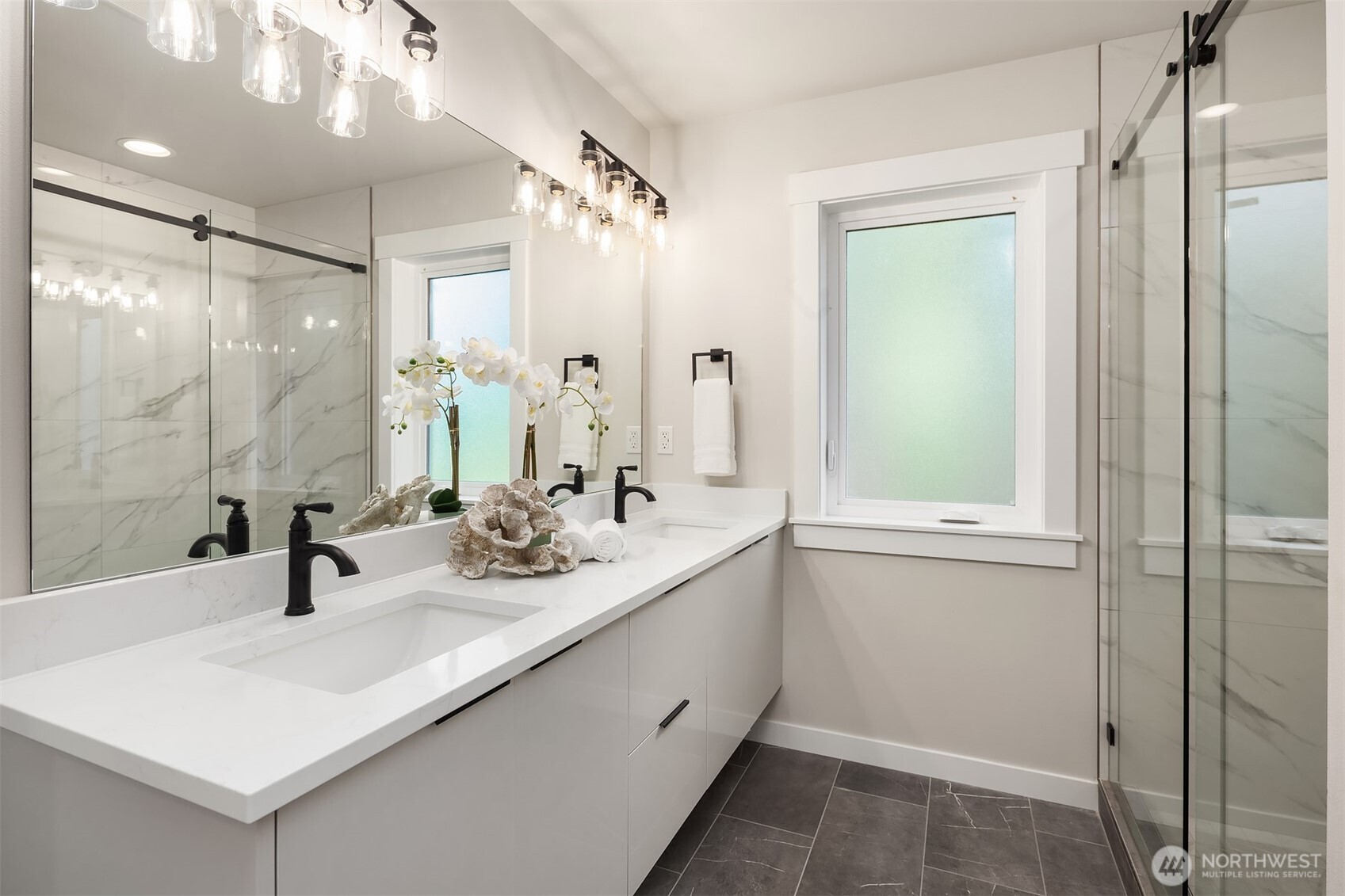 Luxurious en-suite bath in the primary suite.