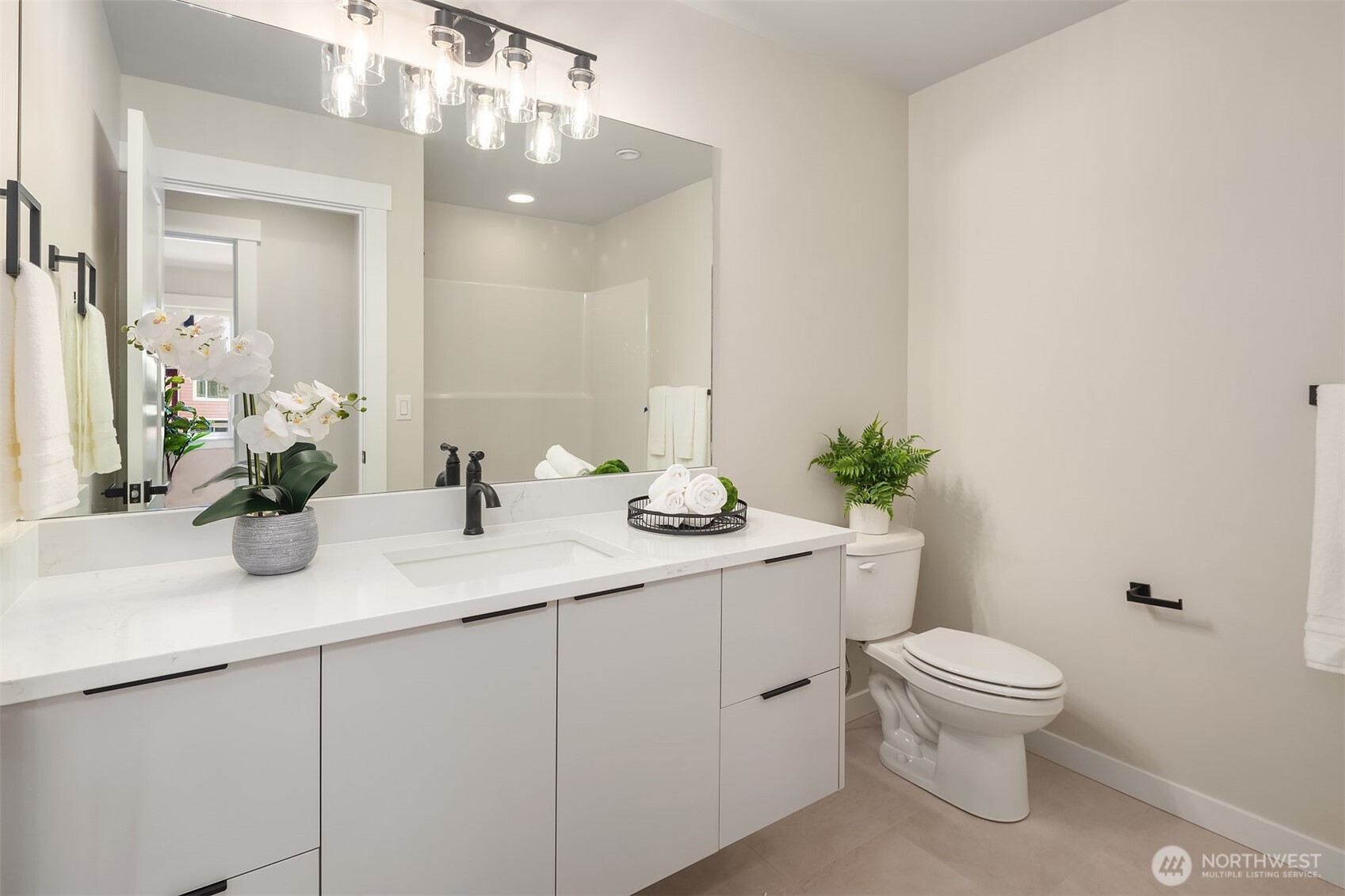 Full bathroom on the third floor.