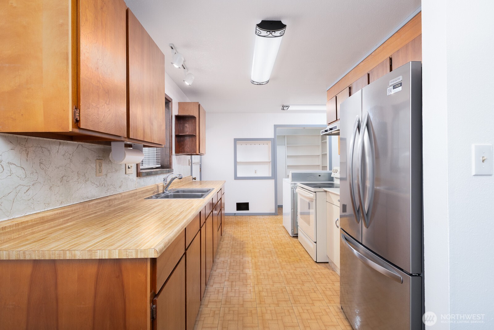 Efficiency kitchen and all appliances stay. Updated lighting and stainless steel frige and built in spaces.