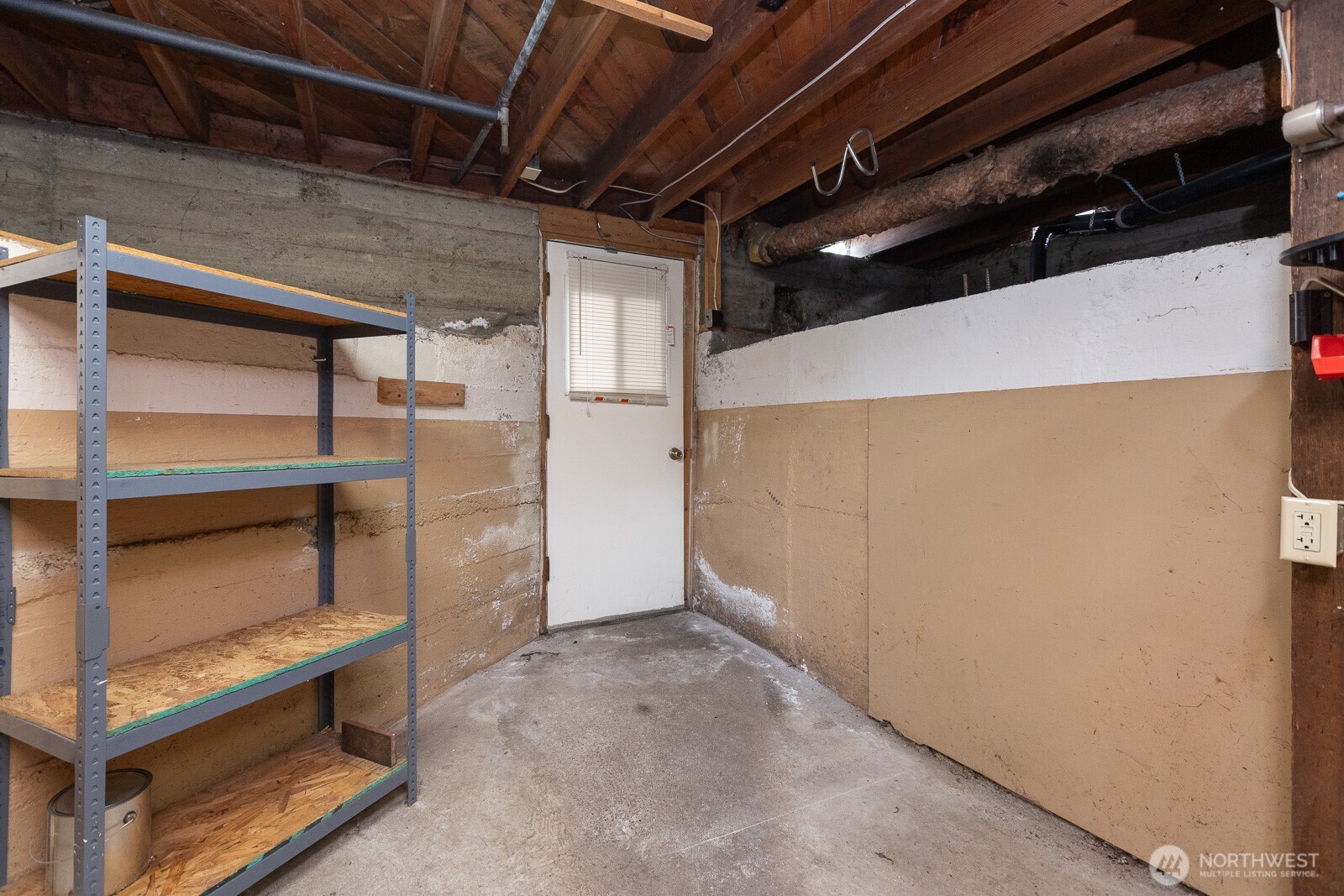 The basement makes it easy to access the wiring, plumbing etc. No crawl space here, just walk right in!