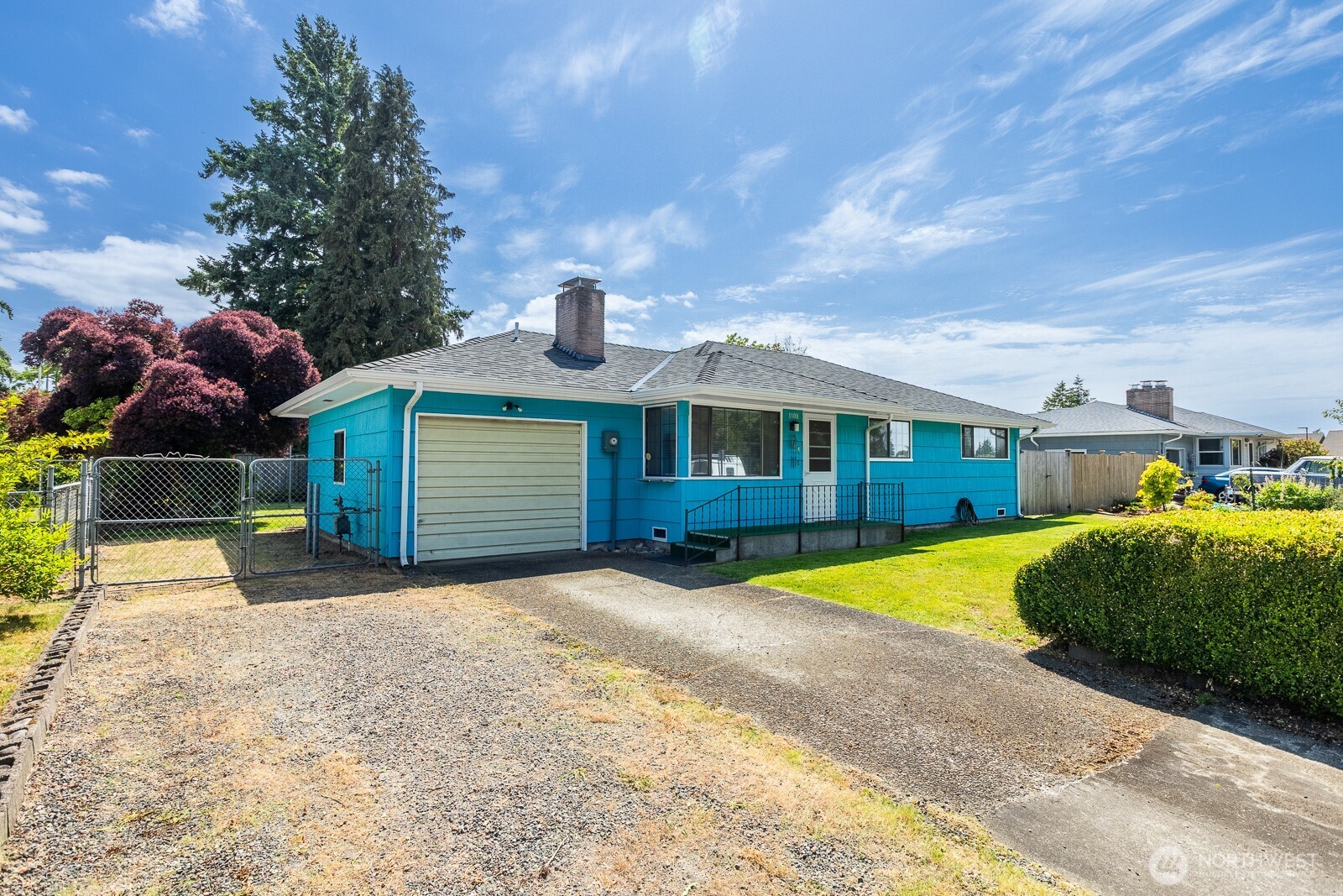 Additional RV parking possible on the side of the house and also here, next to the driveway.