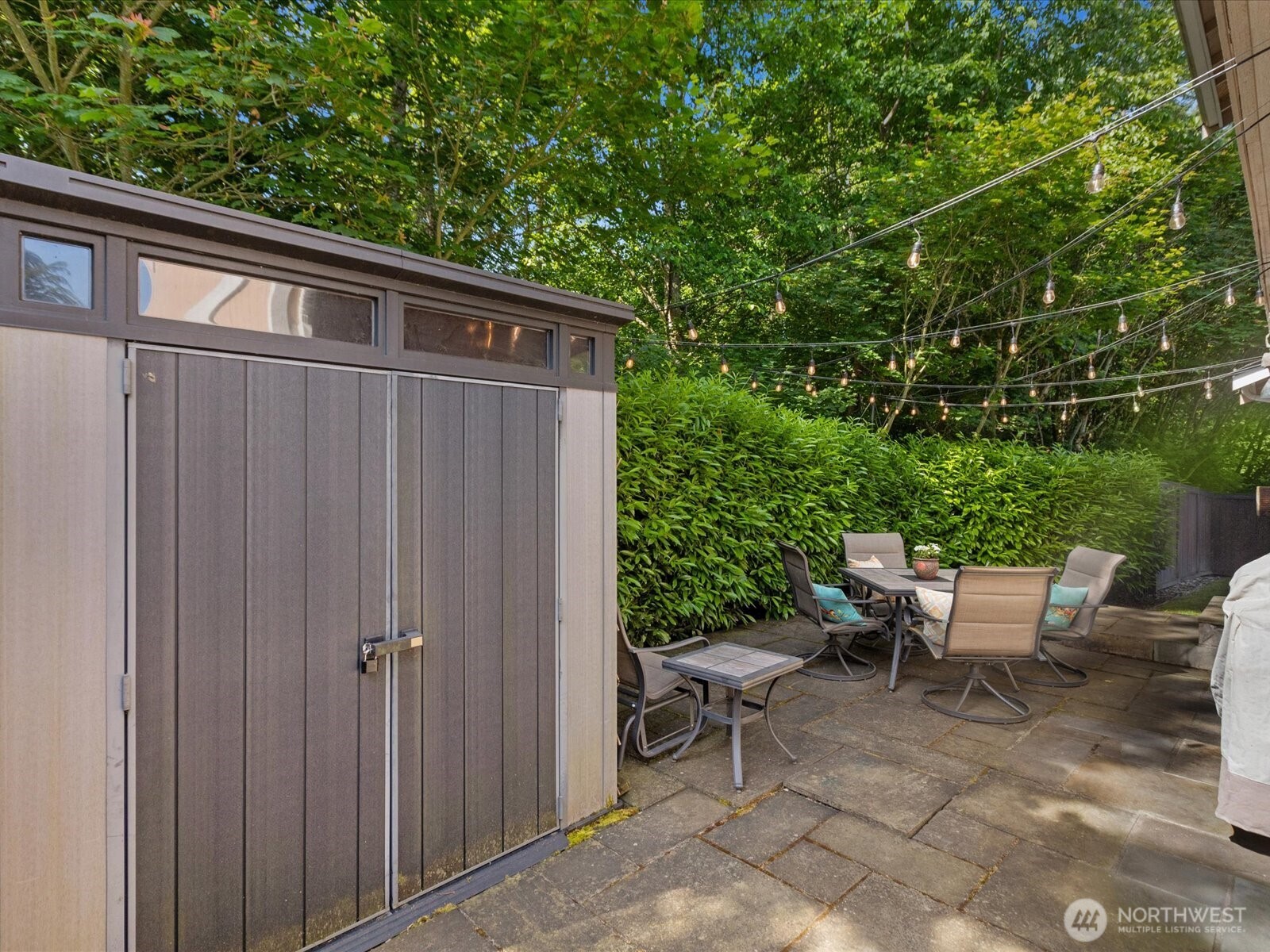 Super private back yard wtih paver patio