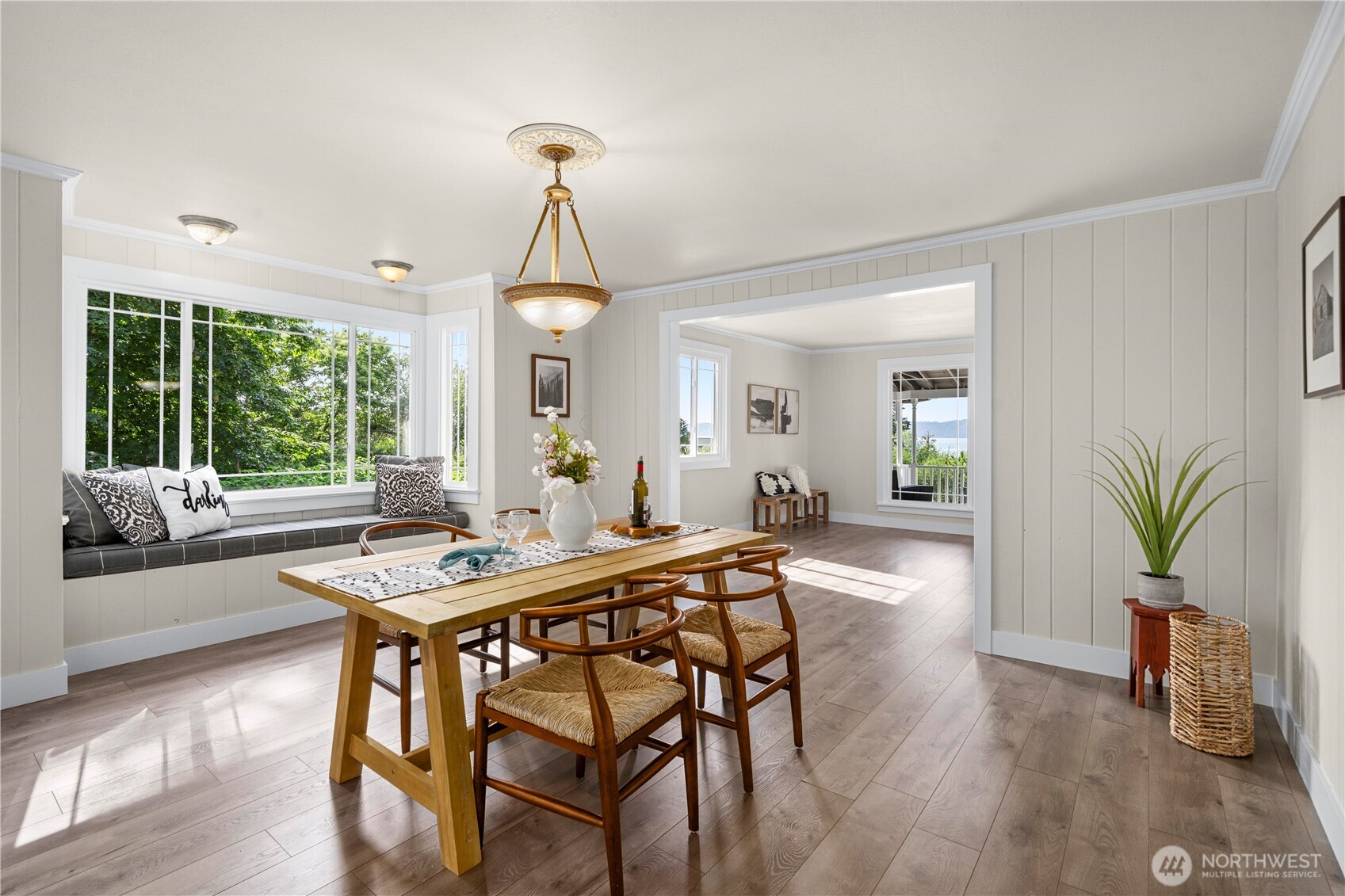 Large dining room w/ bench seating