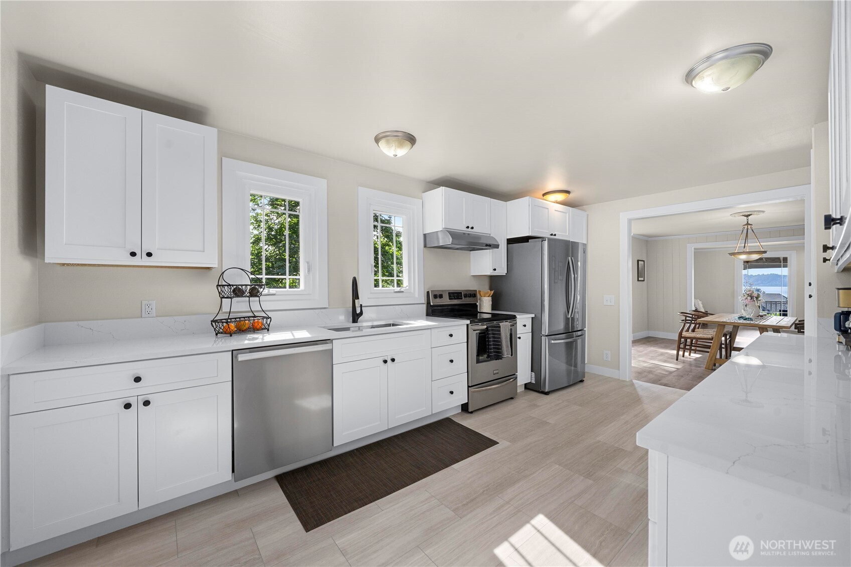 Completely updated kitchen w/New cabinets, quartz countertops & SS appliances