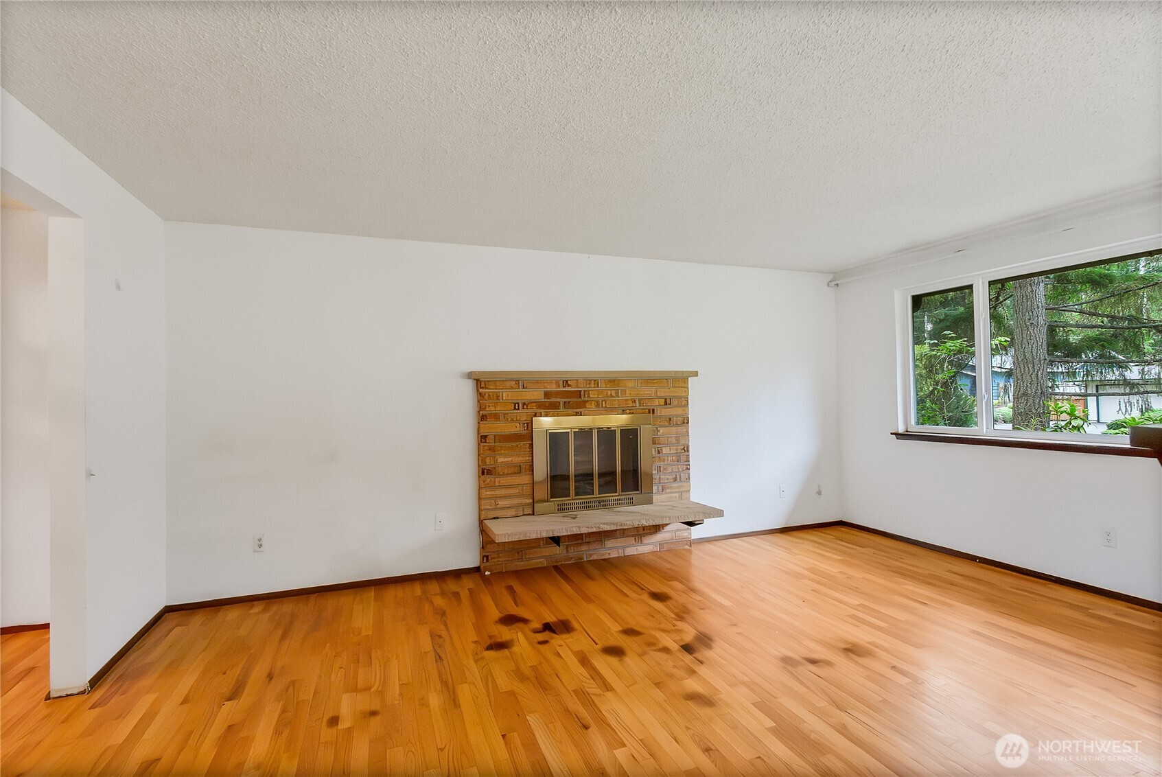 Living room w/fireplace