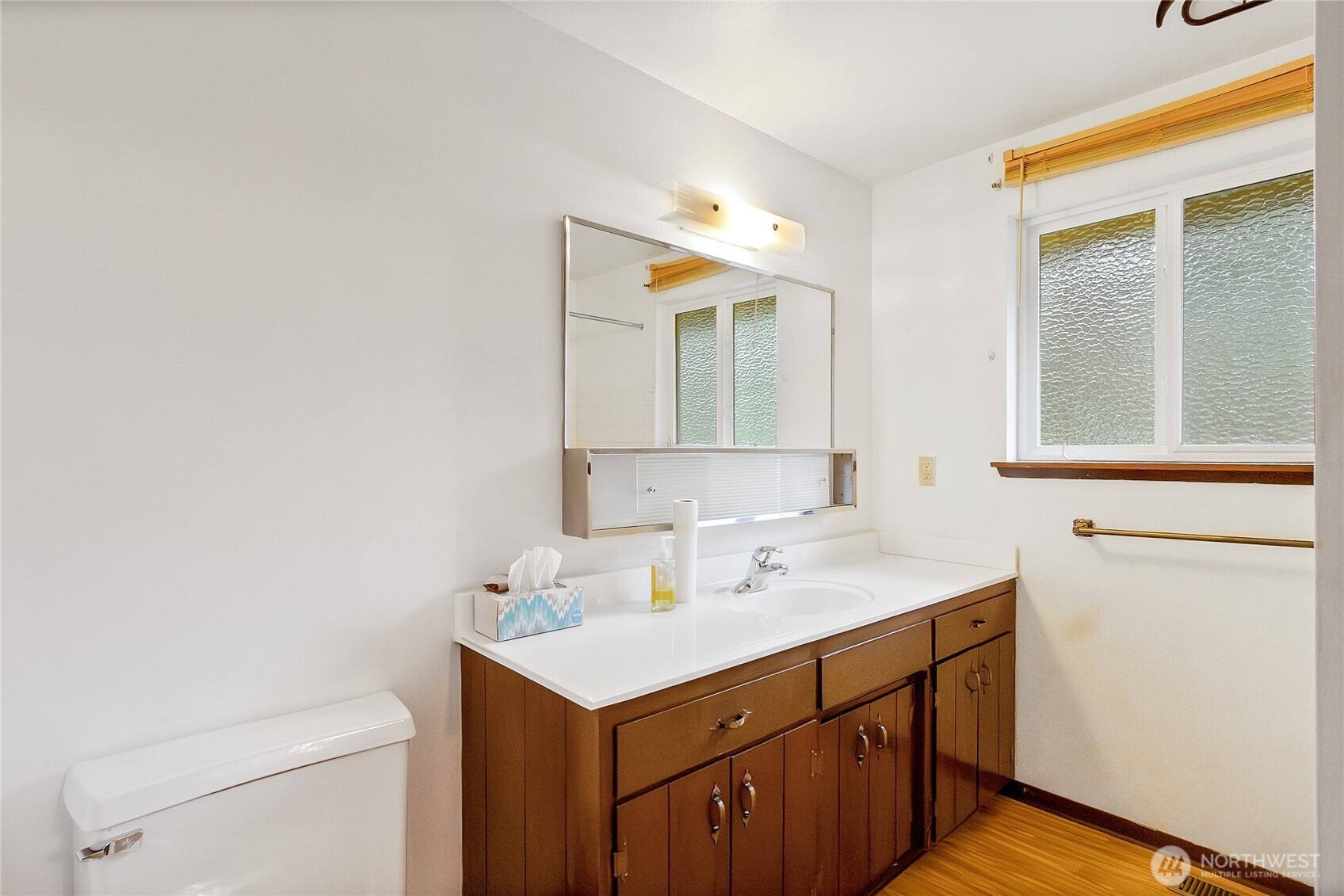 Shared Full Bath (access from primary and hall)