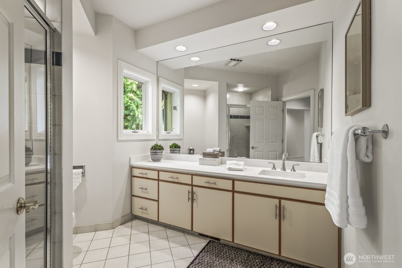 En-suite 3/4 bathroom in the bonus room upstairs. Would make a great 2nd primary suite.