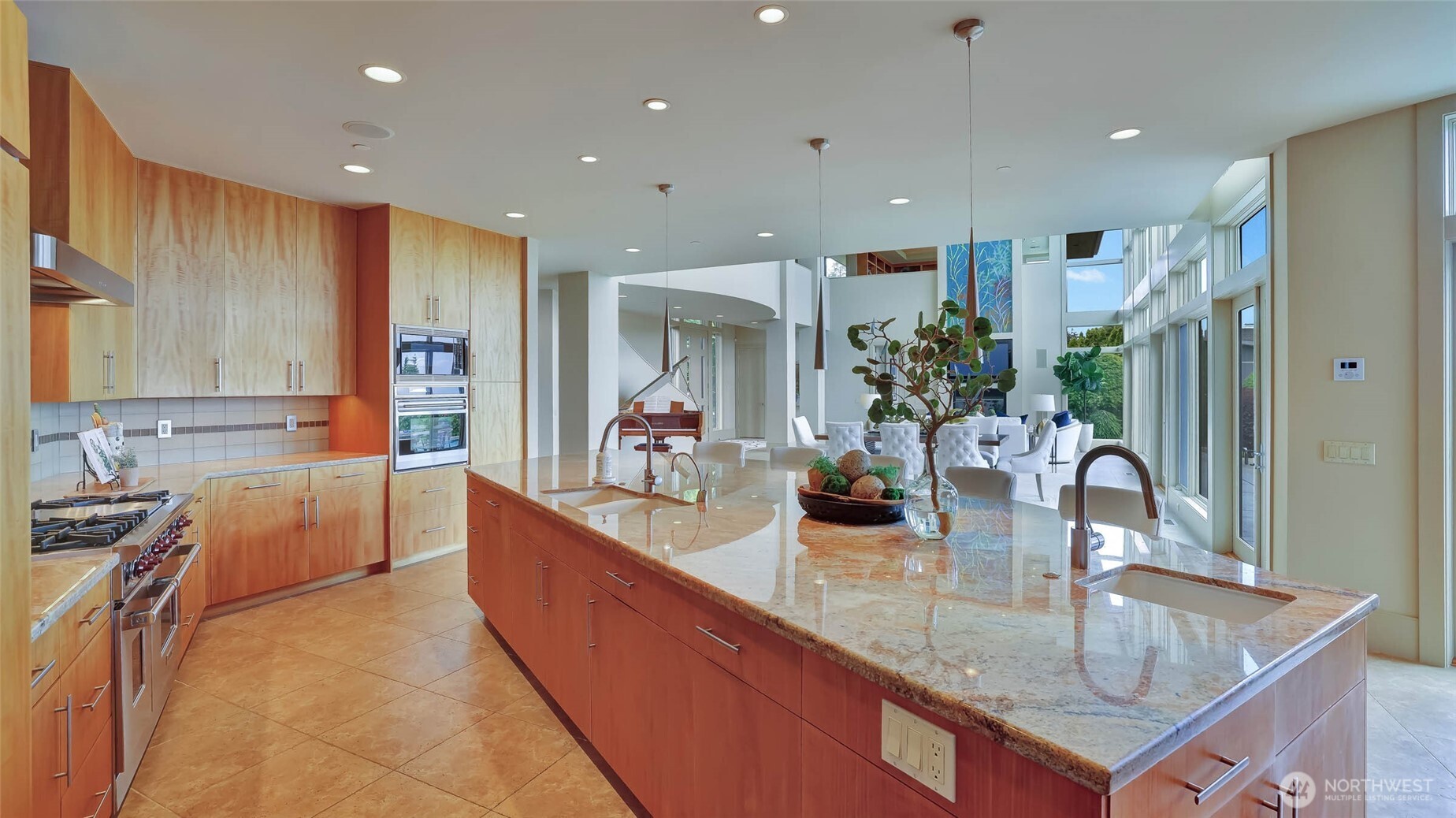 This island can easily seat 6! Ideal for casual meals or homework!