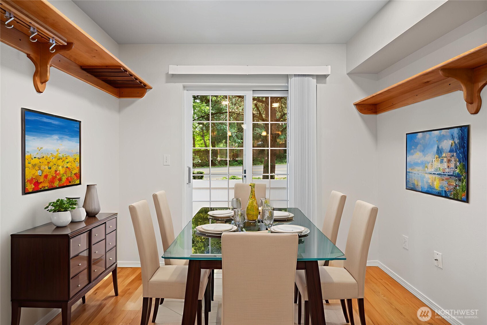 Eating area facing to patio