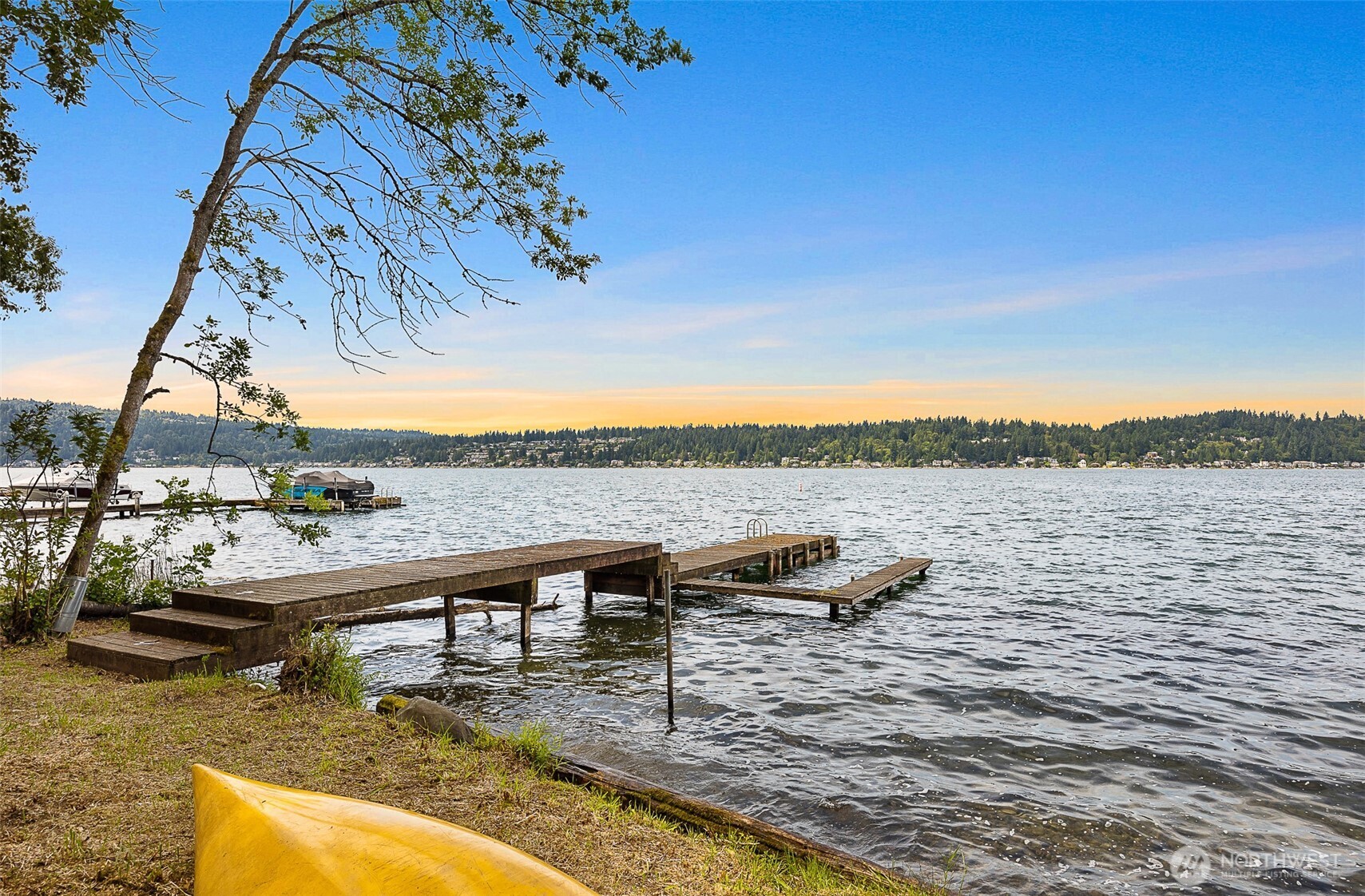 Dock has electrical for hydraulic lift possibility