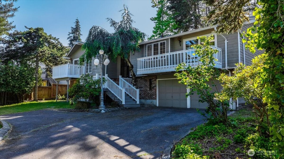 Large driveway with RV parking or turnaround