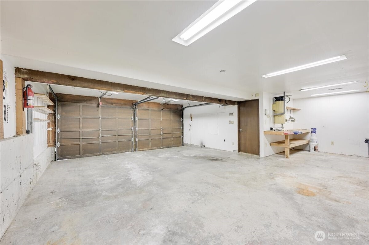 Spacious garage. The owner had 4 cars parked in this space!