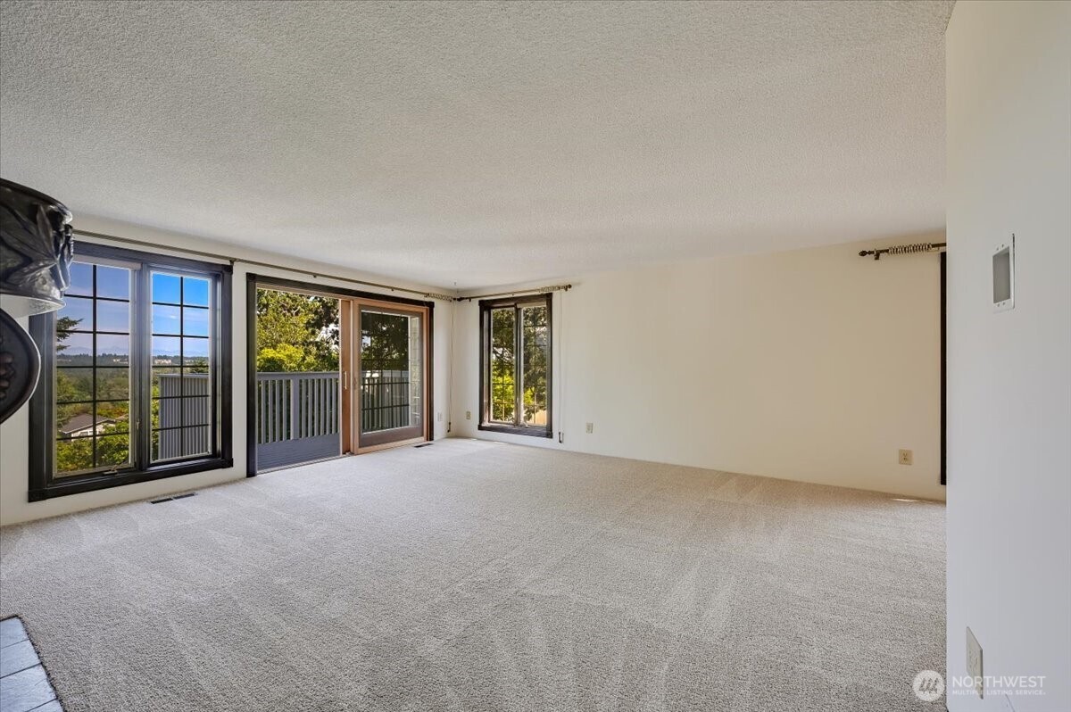 New carpet in Living and Dining rooms