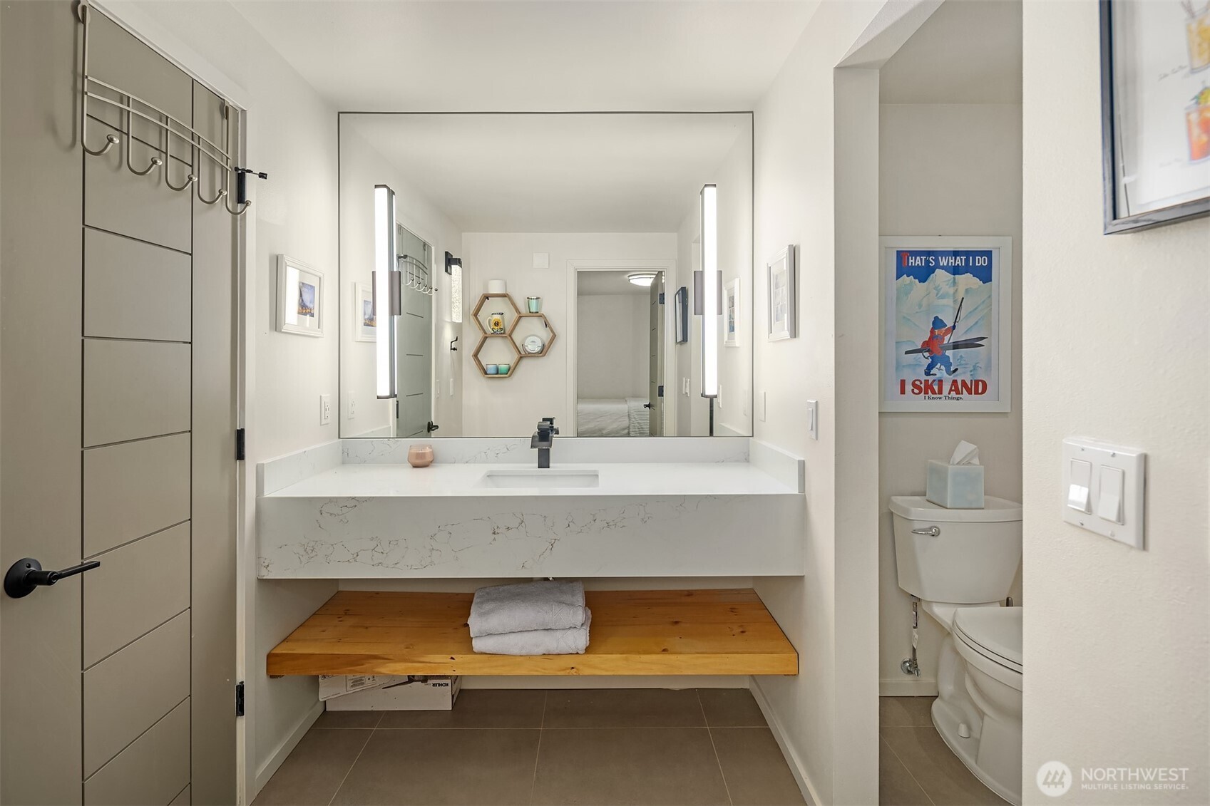 Additional bedroom's ensuite bath.
