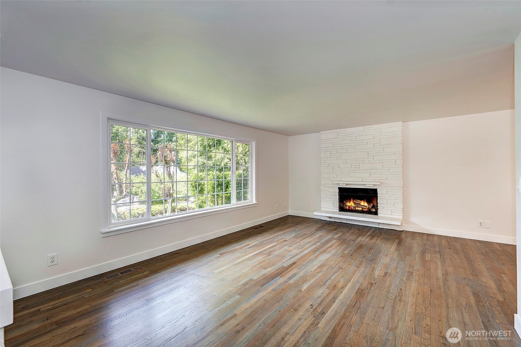 Living room (unstaged)
