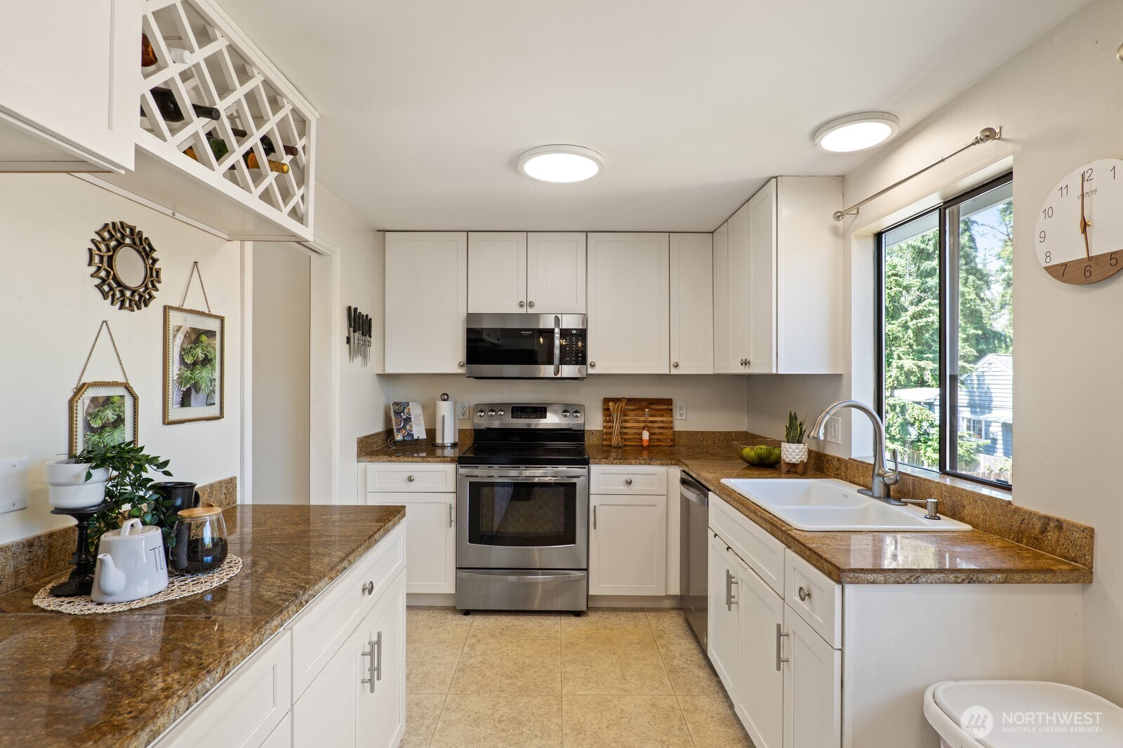 Lots of counter and cabinet space.