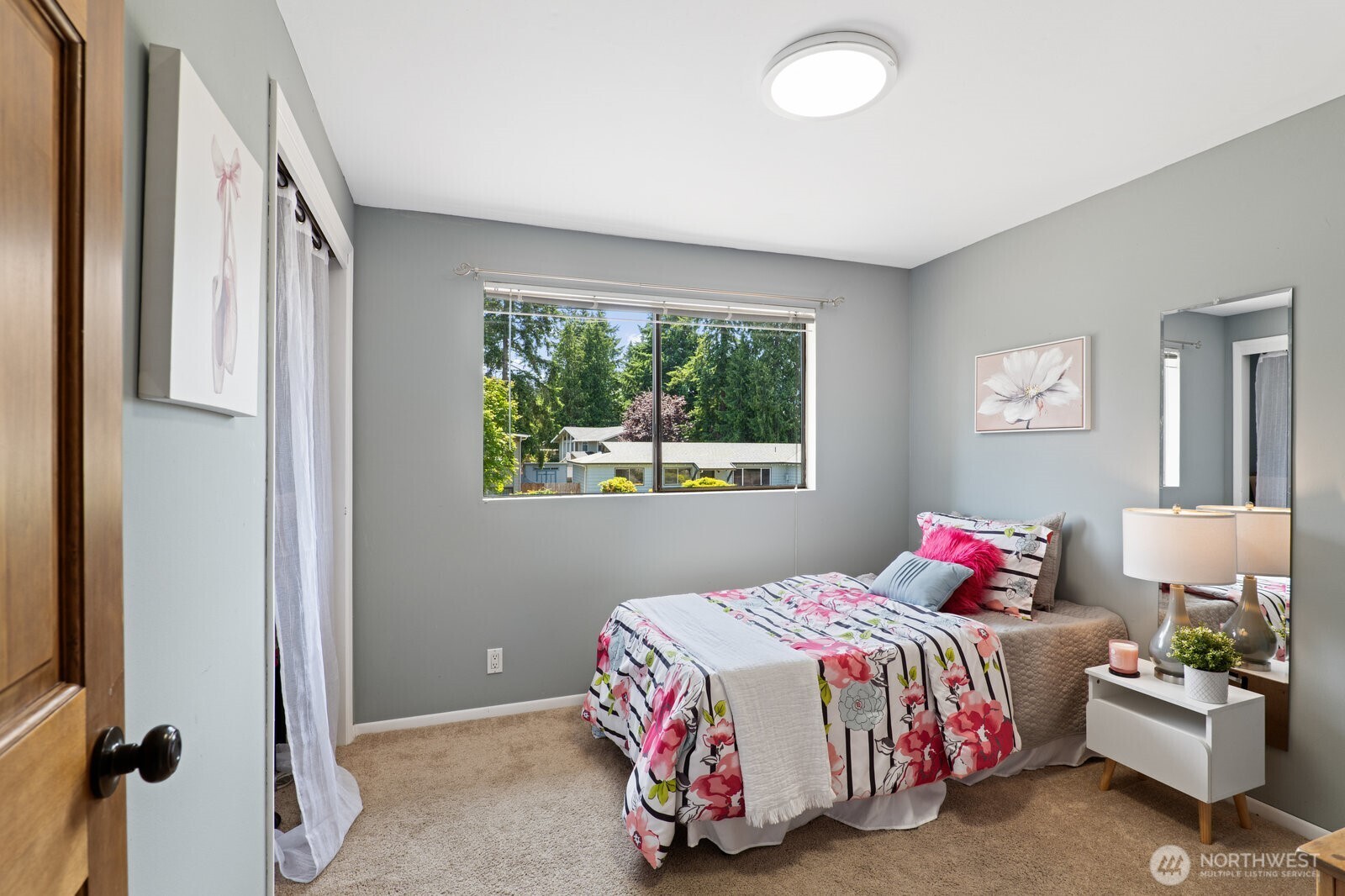 Second bedroom.