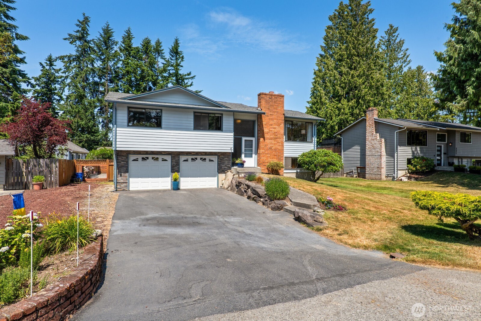 Large driveway with parking for an RV or boat!