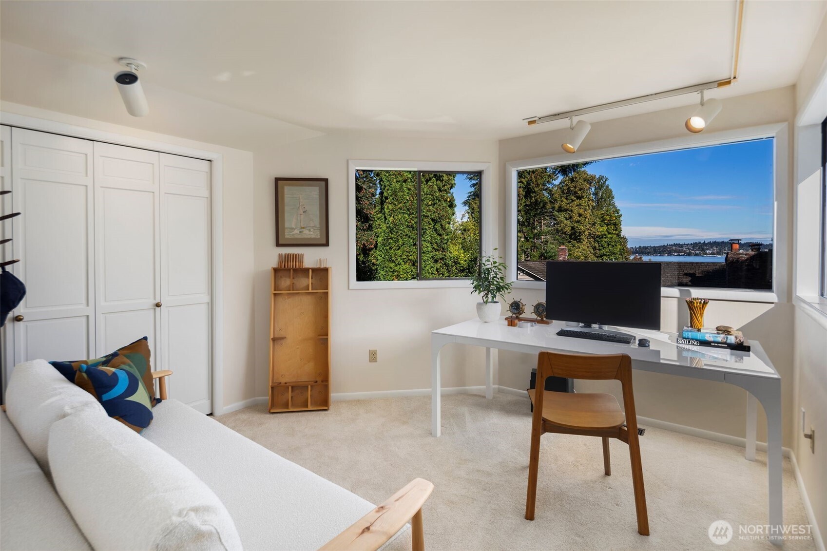bedroom on upper level/ great office