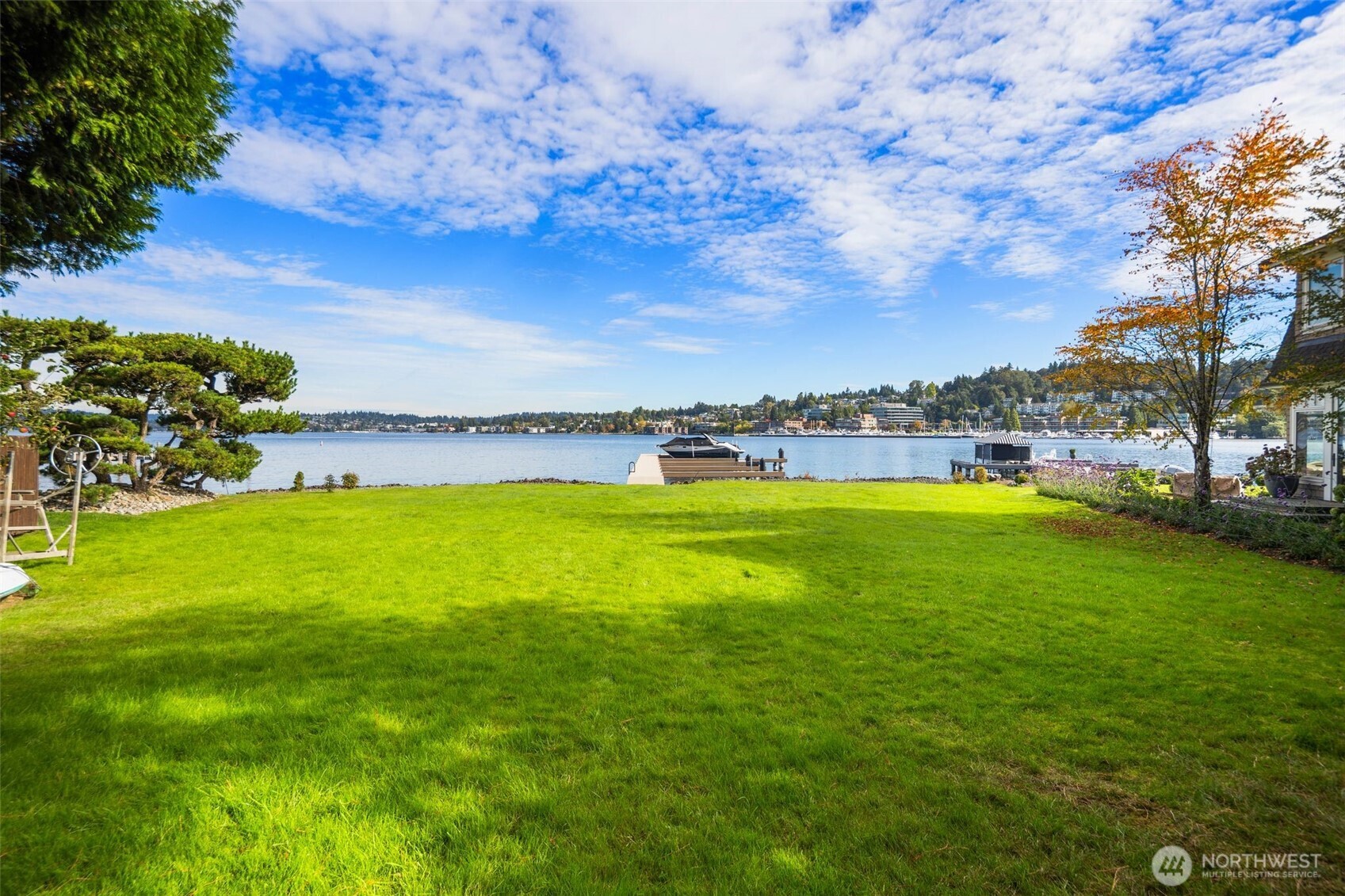110 ft of shared waterfront