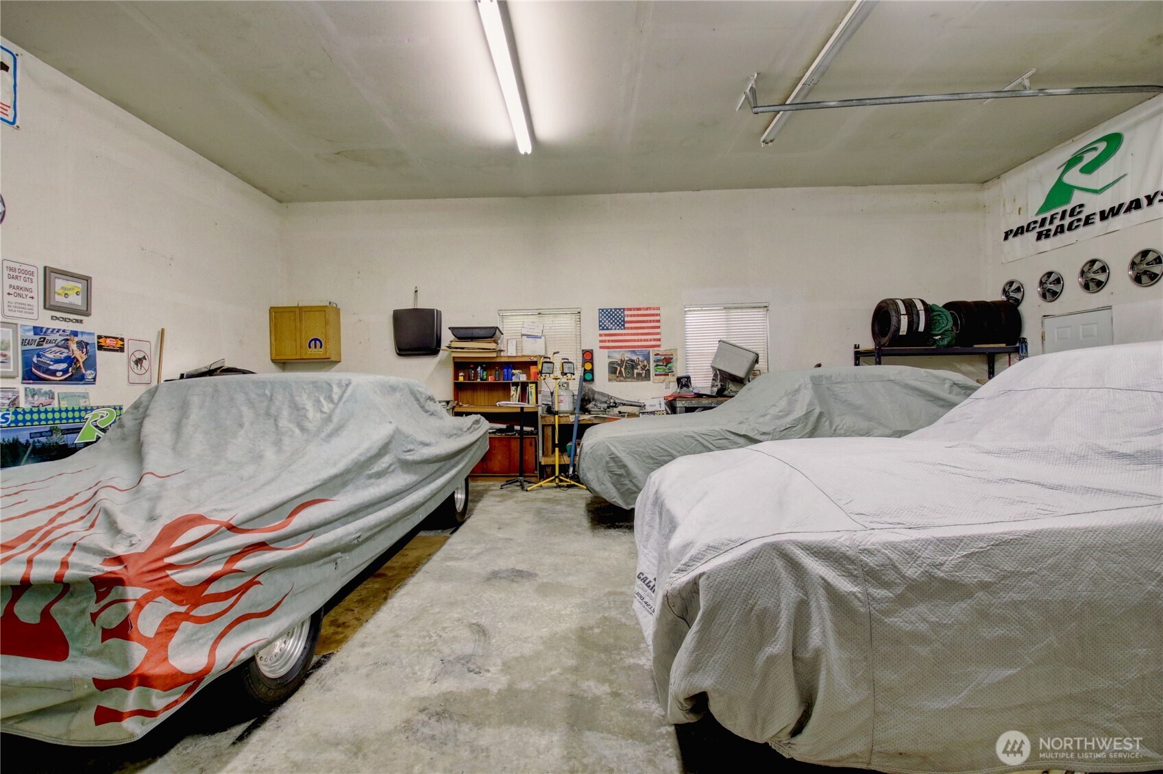 YES 4 more cars easily fit! Not easily found in this area!