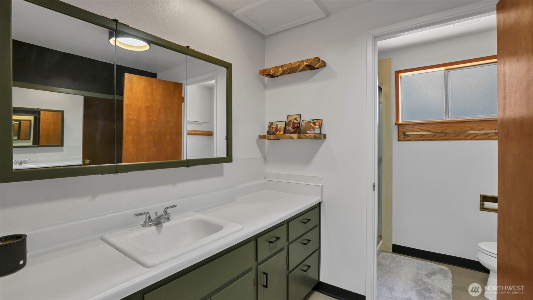 Lower floor 3/4 bathroom.