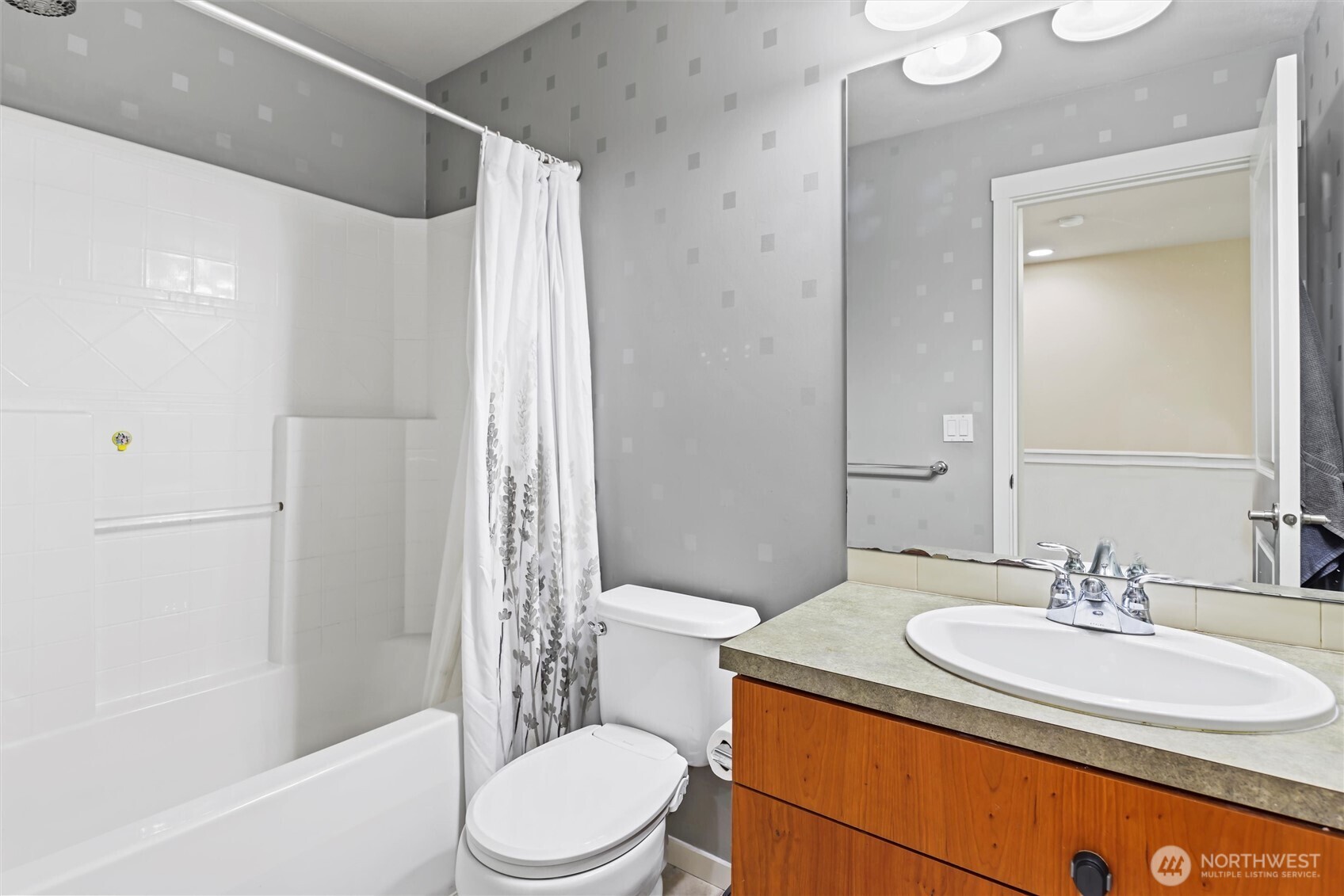 2nd full upstairs bathroom