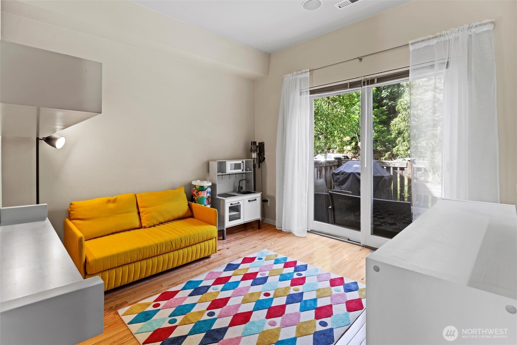 A flexible front room with slider to deck