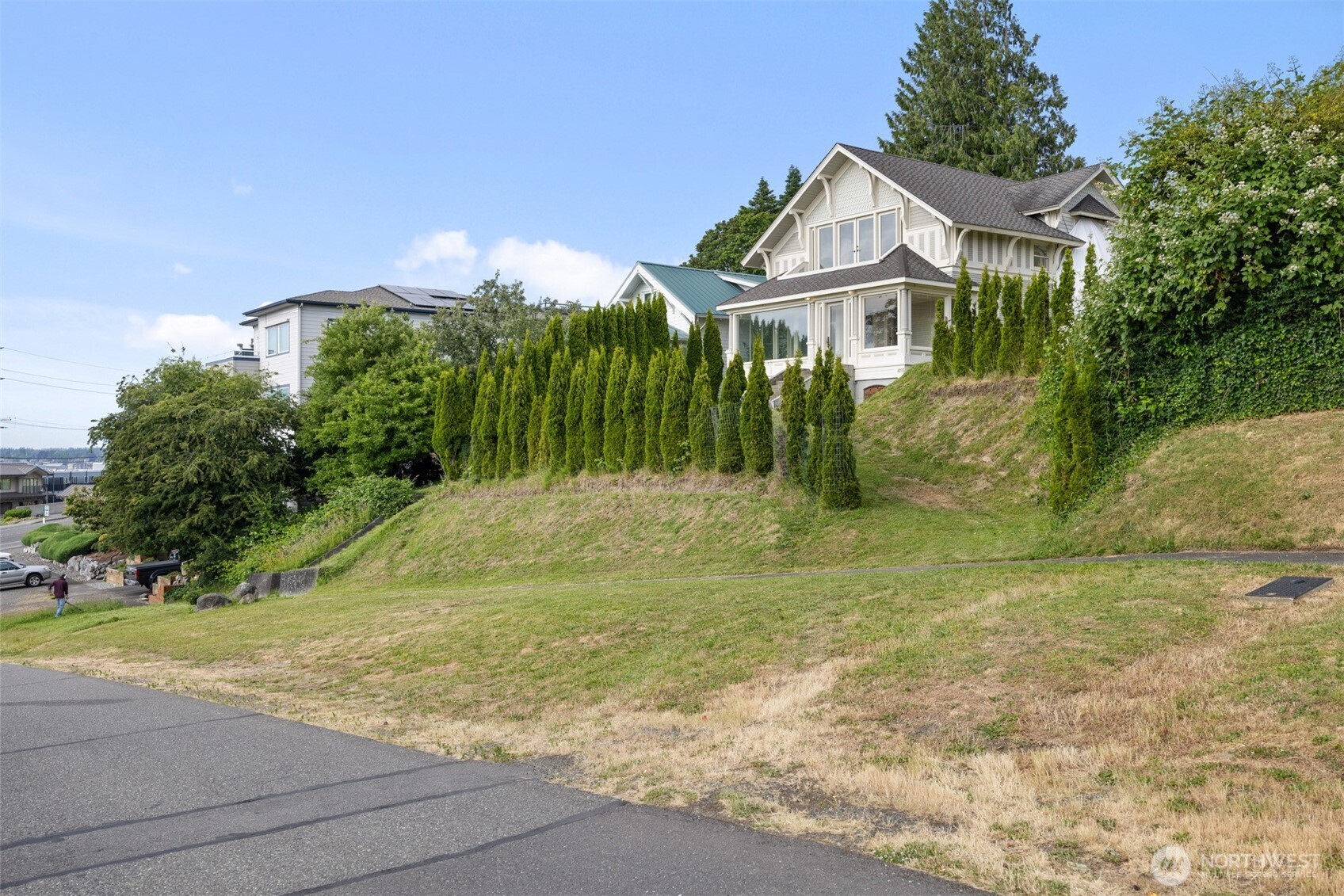 Love to walk, this neighborhood is great with walking access to Boulevard Park, Taylor Dock, Trails and Fairhaven amentities.