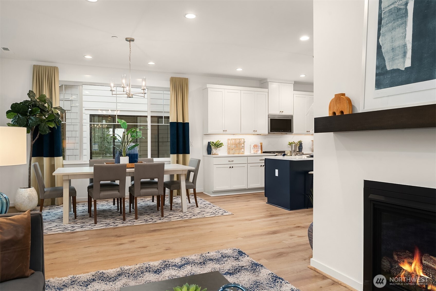 Photos are of a furnished Daisy for demonstration purposes only. Surfaces and finishes may differ.