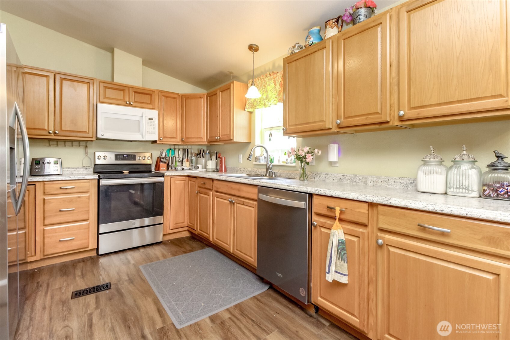 Large kitchen & pantries