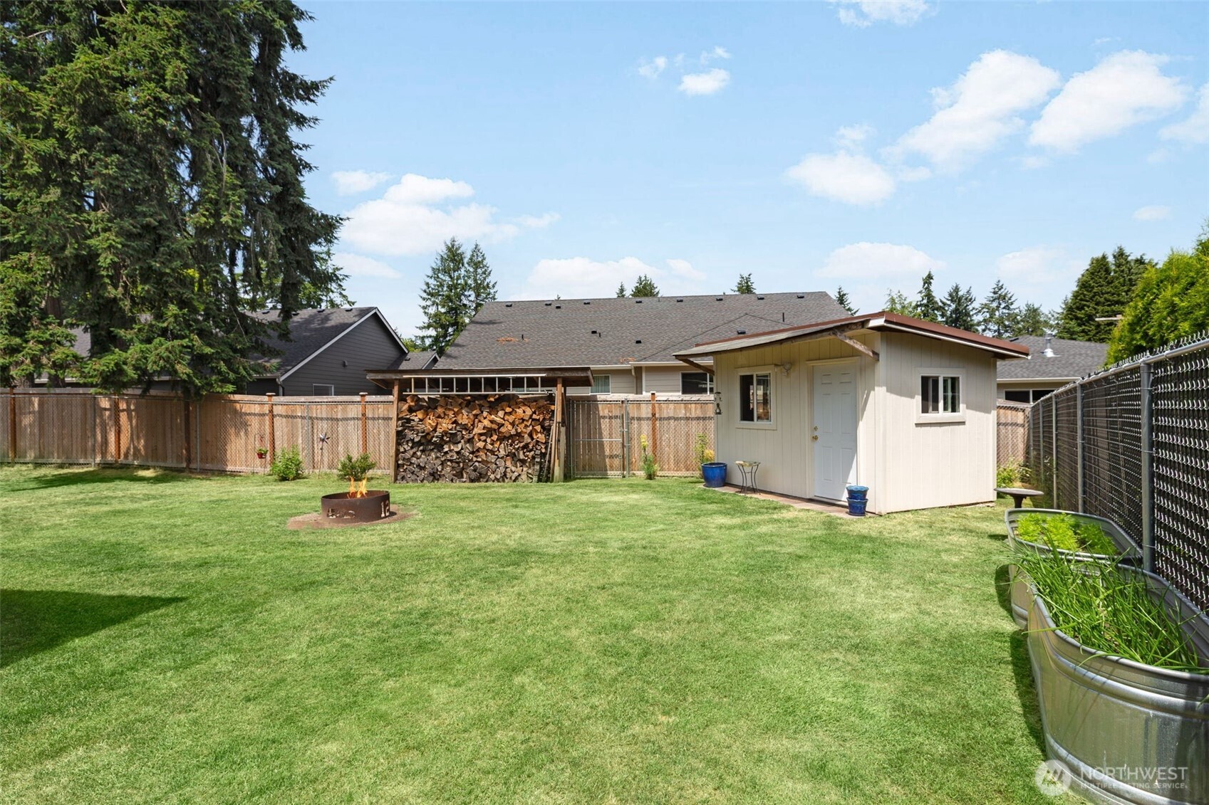 Beautiful backyard great for entertaining and relaxing and plenty of space and lghting for gardening