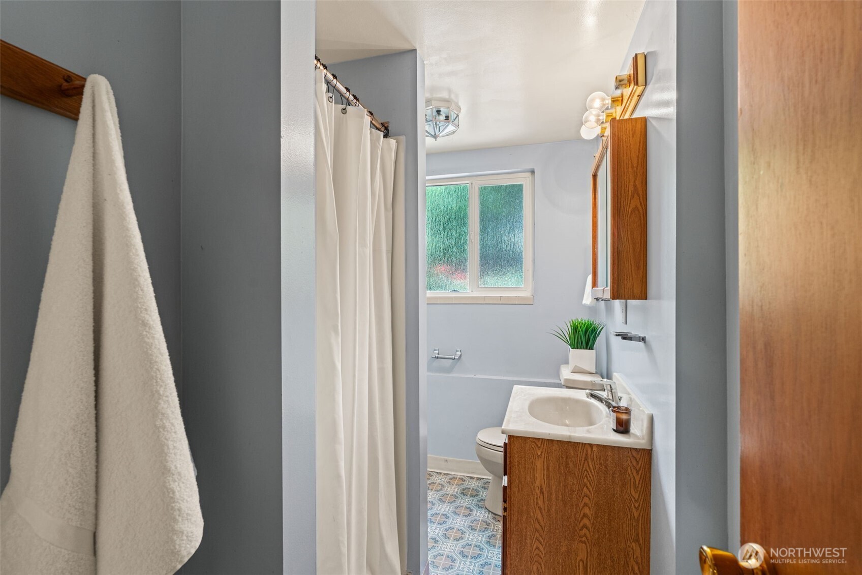 Lower level bath.