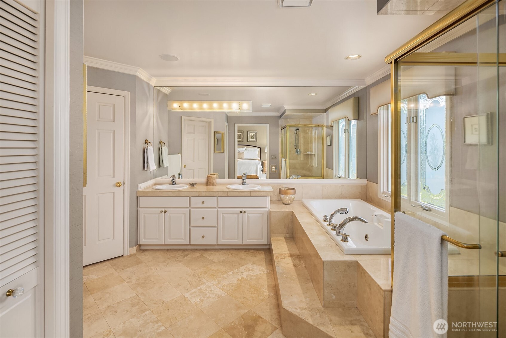 Primary suite 5-piece bathroom