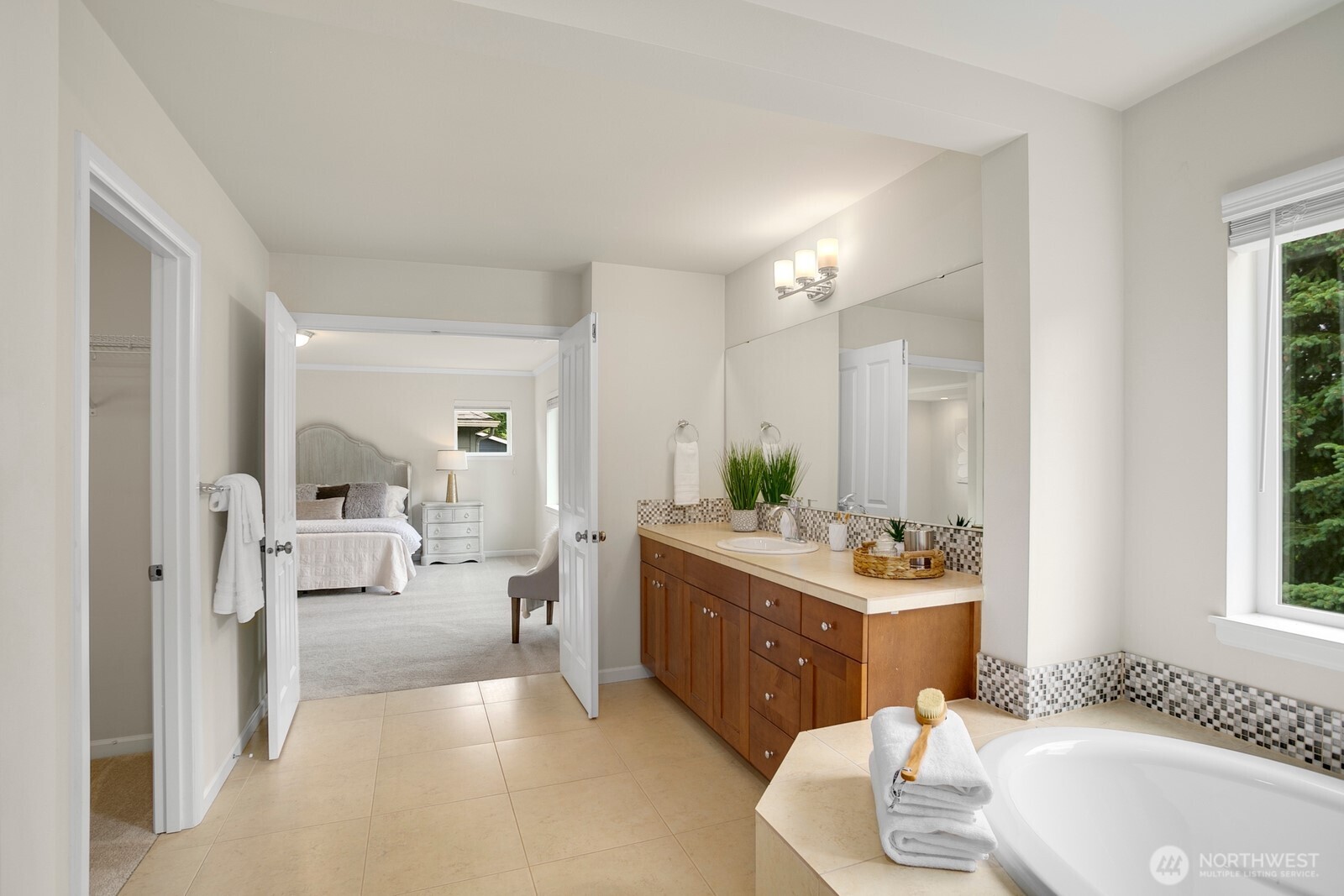 Large 5 piece bathroom w/ TWO walk in closets