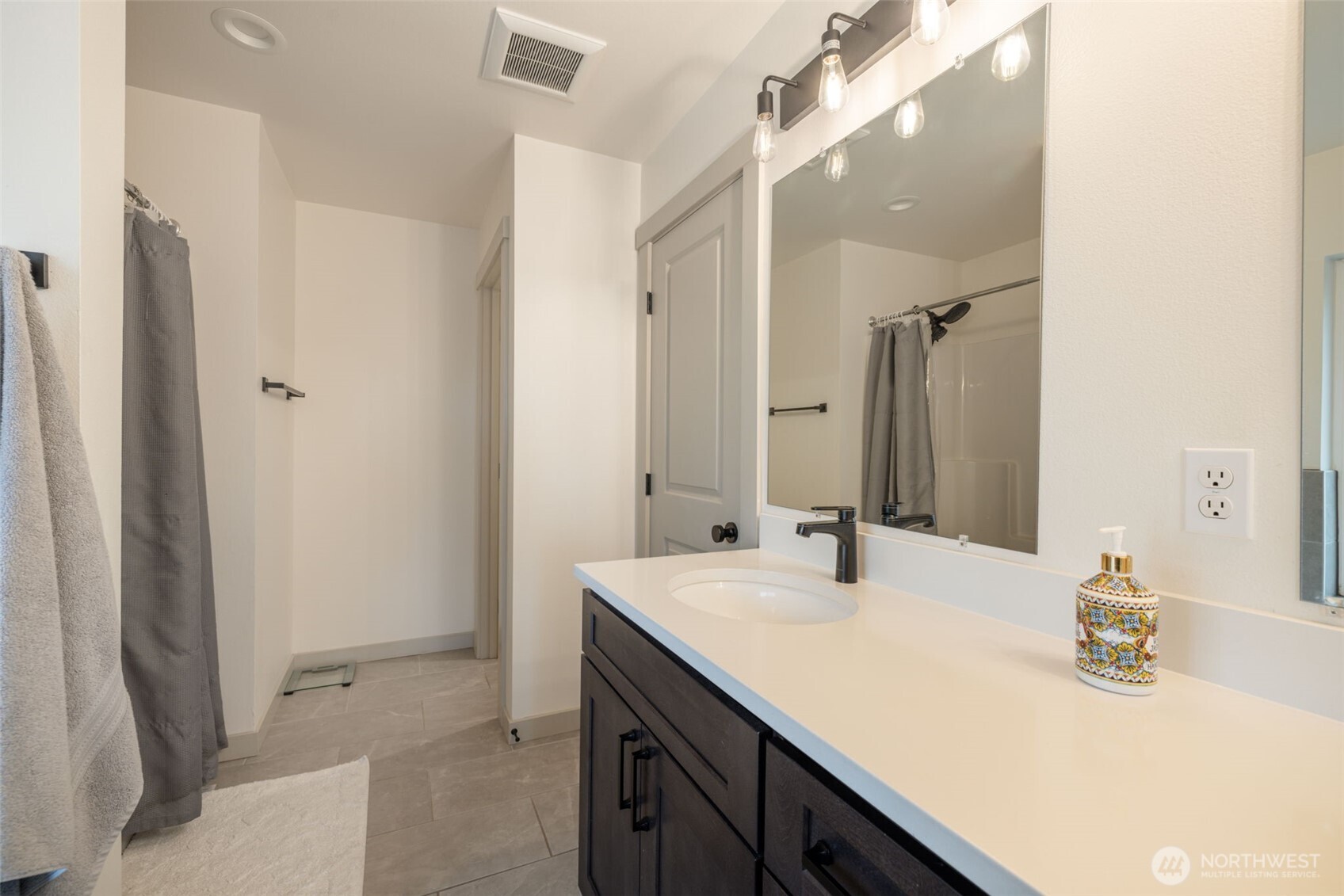Main House - Primary 5-Piece Bathroom
