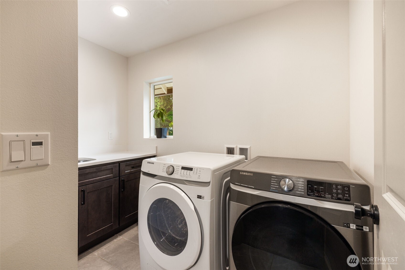 Main House - Upstairs Laundry Room, W&D Stay