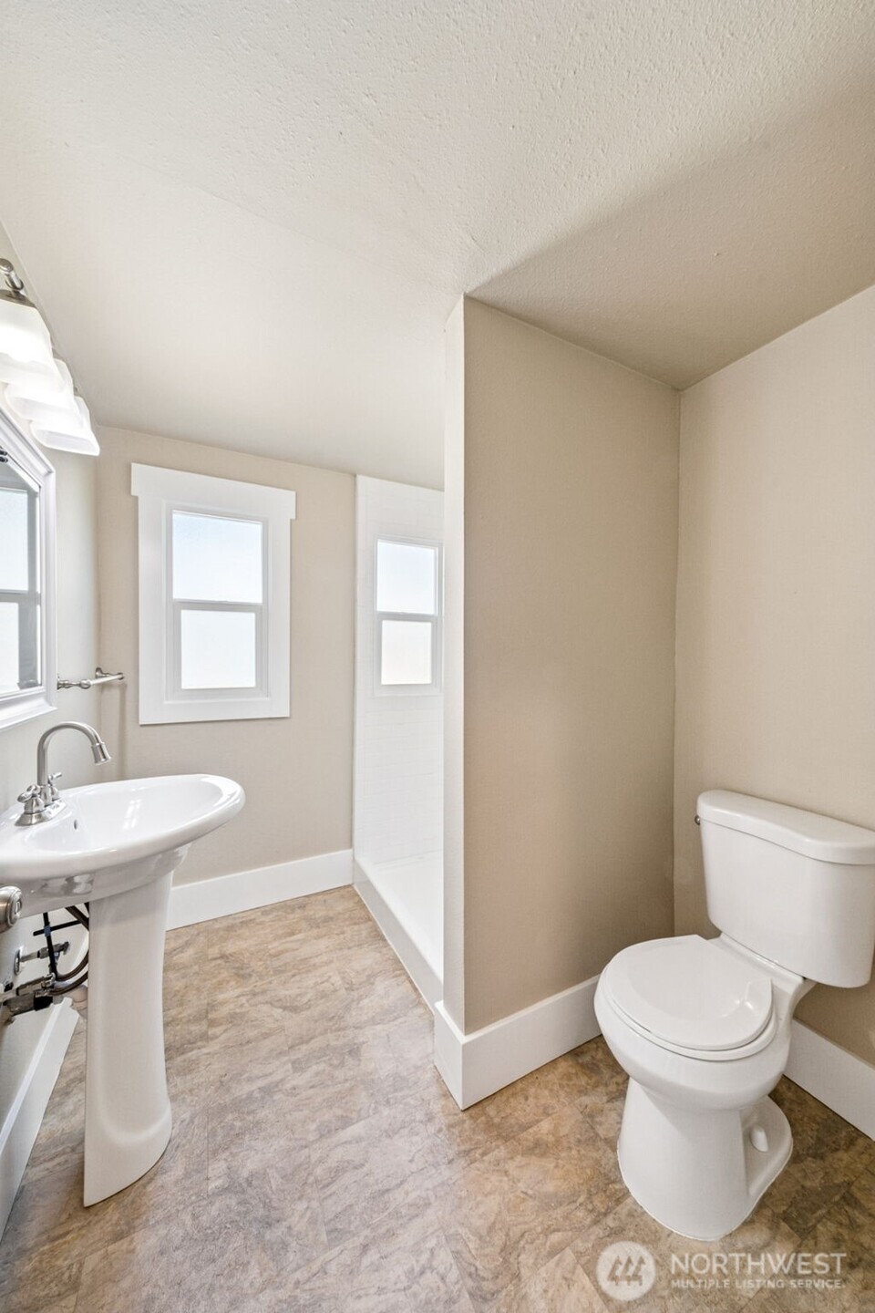 Main floor full bath located between the bedrooms.