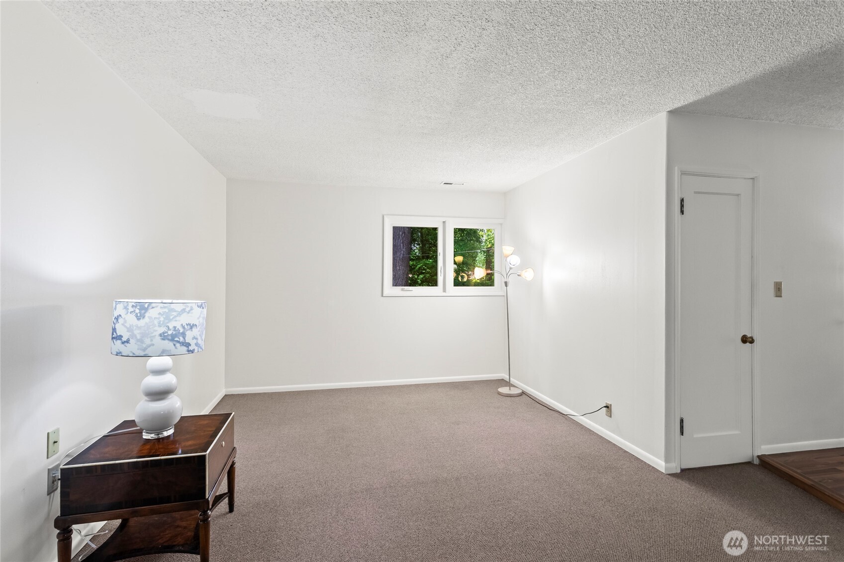 Perfect extra space for Sitting area,Library or whatever you wish.