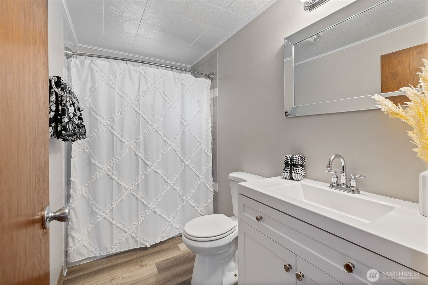 Main full bath off hall
